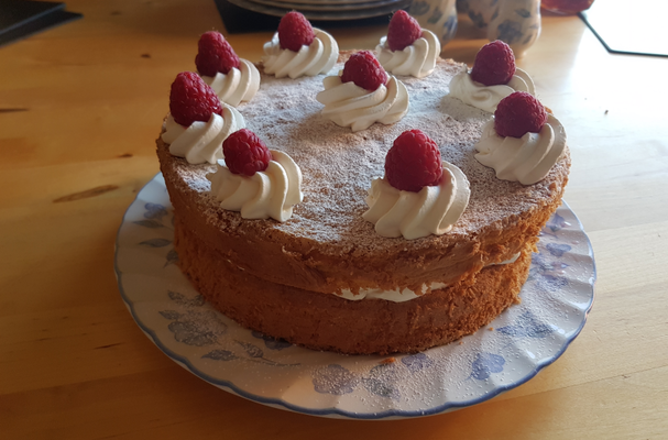 Sponge cake with strawberries